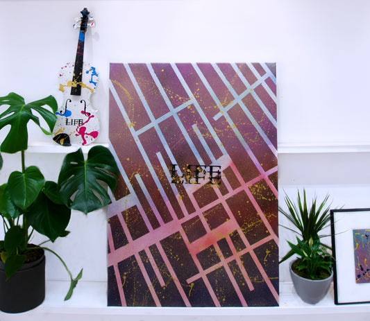 Raum Aufnahme von: Handgefertigtem Acryl Originalkunstwerk „Bright Like Light“. Sanfte Farbverläufe in Violett und Gold für moderne, elegante Raumgestaltung.