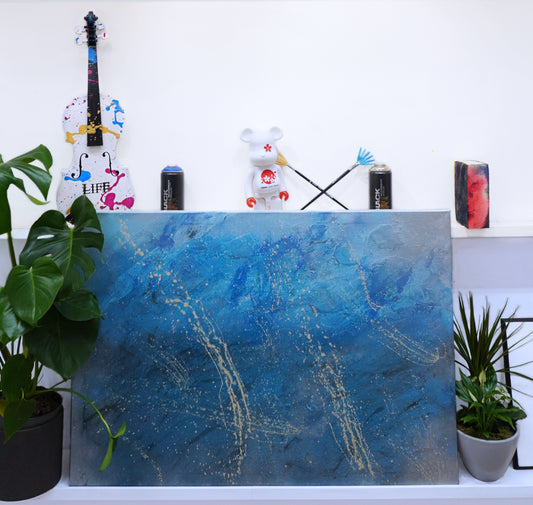 Raum Ansicht von: Handgefertigtem Acryl Originalkunstwerk „Deep Ocean Blue“ auf 70×100 cm Leinwand. Exklusive tiefe Blautöne und edle Struktur für moderne luxuriöse Raumgestaltung.