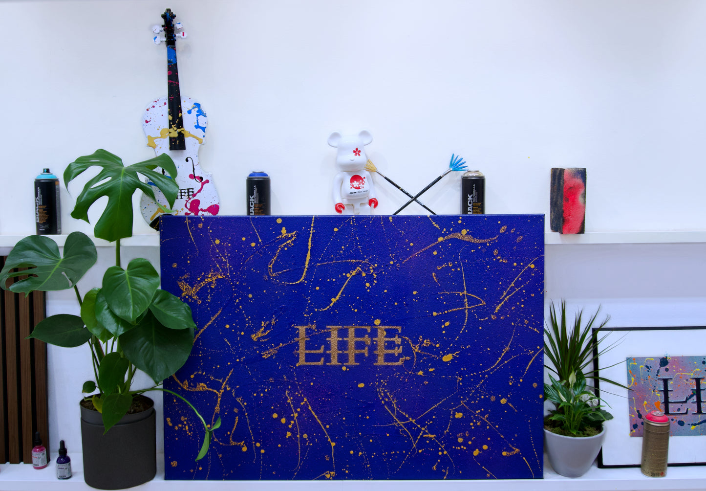 Raum Aufnahme von Handgefertigtem Acryl Originalkunstwerk „Golden Blue“ tiefblaue Leinwand mit goldenen Akzenten für luxuriöse, moderne Raumgestaltung.