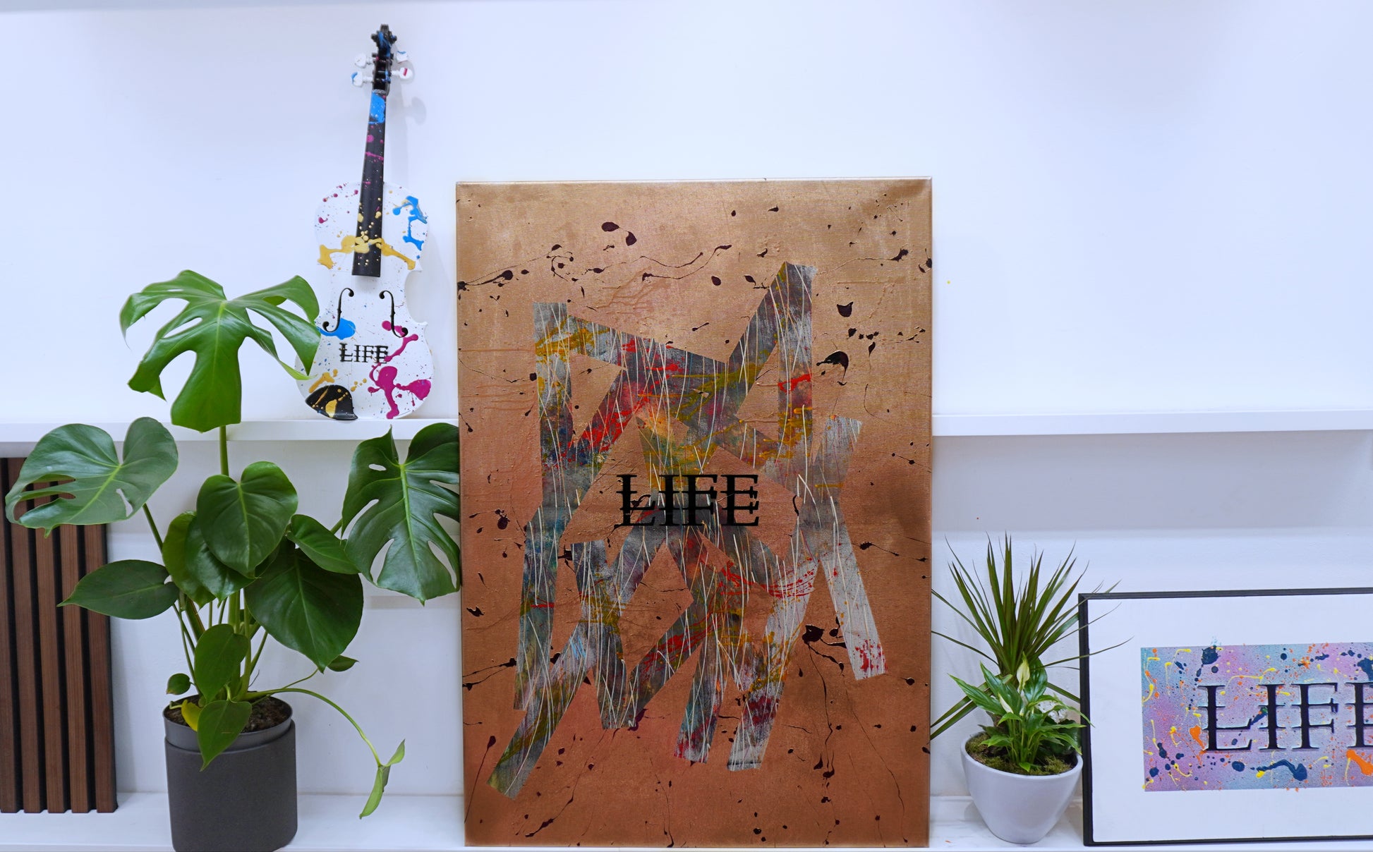 Raum Aufnahme von Handgefertigtem Acryl Originalkunstwerk „Goldene Basis“  edle Goldtöne, abstrakte Struktur und moderne Eleganz für exklusive Raumgestaltung.