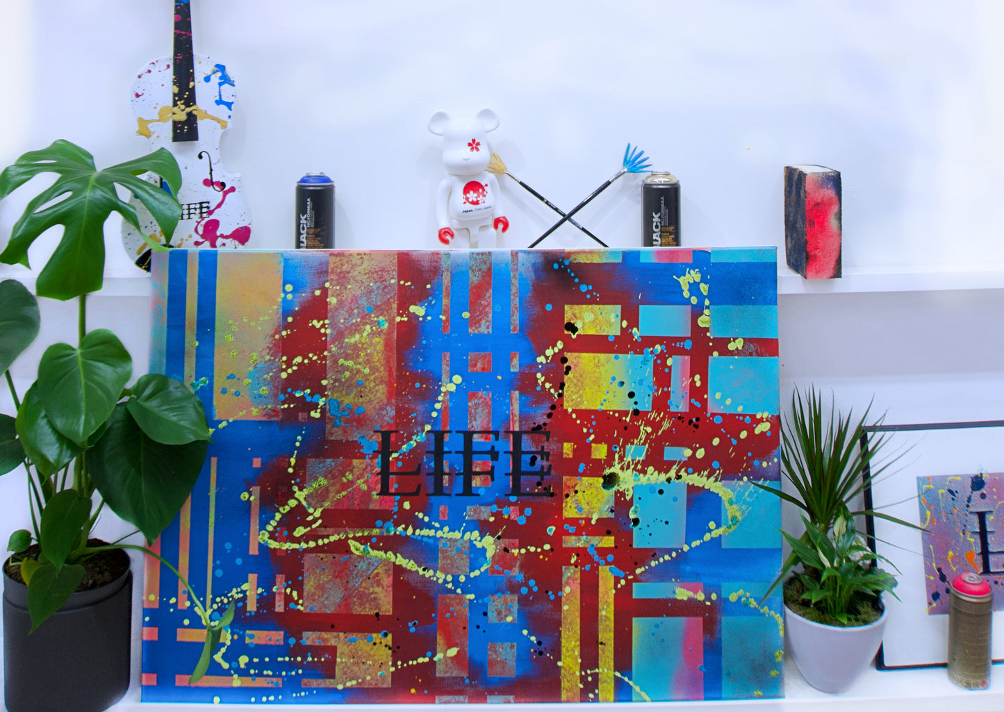 Raum Ansicht:Handgefertigtes Acryl Originalkunstwerk „Light Code“ ausdrucksstarke Farben und geometrische Formen für moderne, exklusive Raumgestaltung.