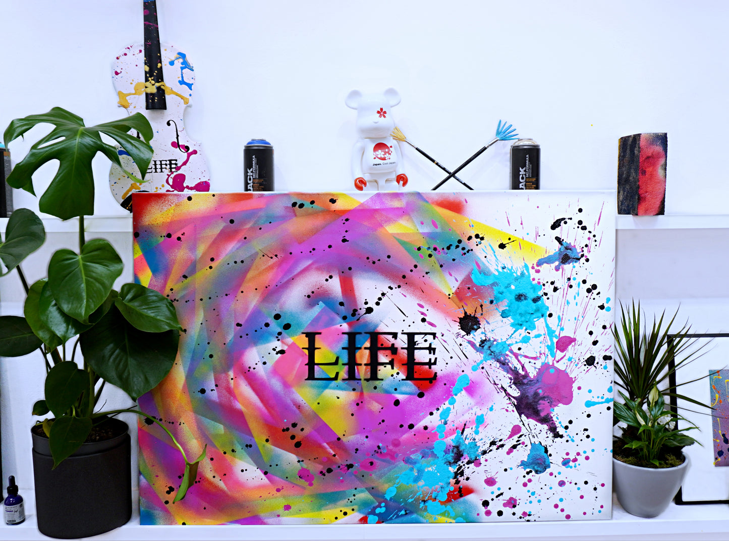 Raum Aufnahme von Handgefertigtem Acryl Originalkunstwerk „Neo Konträr“ farbintensives Unikat mit dynamischer Struktur und moderner, kontrastreicher Raumwirkung.