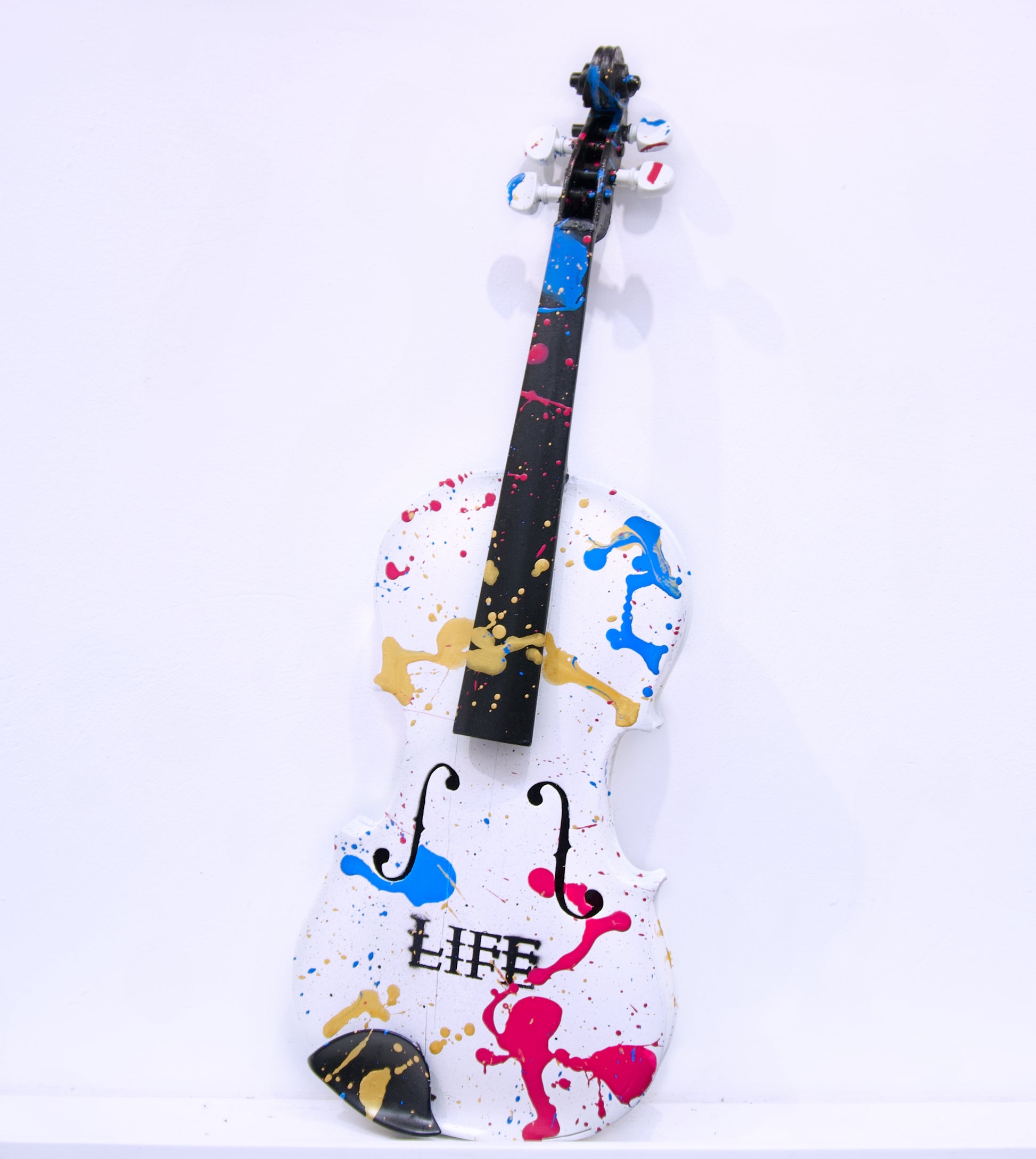 Handgefertigtes Kunstobjekt „Stiller Ton“  Bemalte Violine mit farbintensivem Design und dem Schriftzug LIFE als Symbol für Stille und Ausdruck.