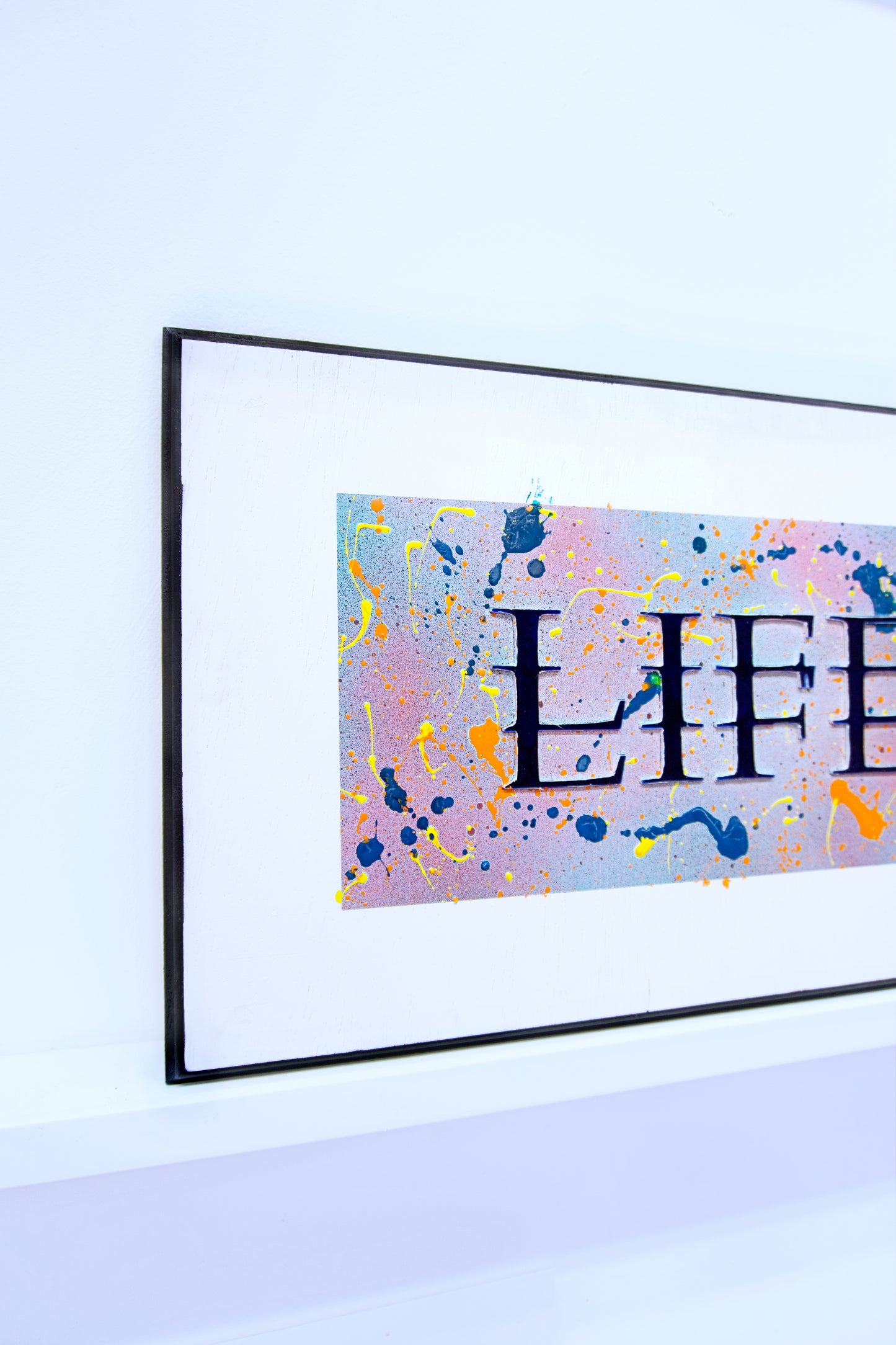 Detail #2 Aufnahme von Handgefertigtem Kunstobjekt „Weißer Kosmos“ aus Birkenholz mit dunkelblauen Acryl Glasbuchstaben und edlem Viertelstabrand für moderne Raumgestaltung.