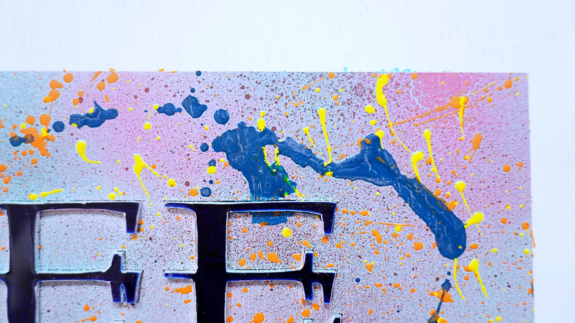 Detail Aufnahme von Handgefertigtem Kunstobjekt „Weißer Kosmos“ aus Birkenholz mit dunkelblauen Acryl Glasbuchstaben und edlem Viertelstabrand für moderne Raumgestaltung.