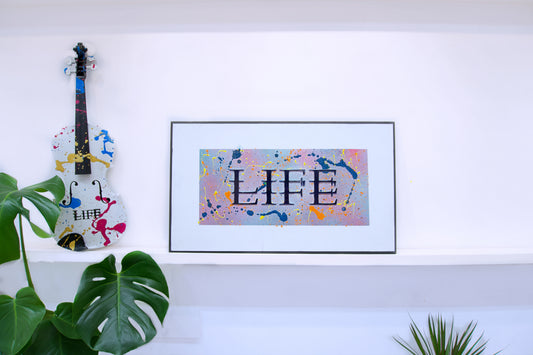 Raum Aufnahme von Handgefertigtem Kunstobjekt „Weißer Kosmos“ aus Birkenholz mit dunkelblauen Acryl Glasbuchstaben und edlem Viertelstabrand für moderne Raumgestaltung.